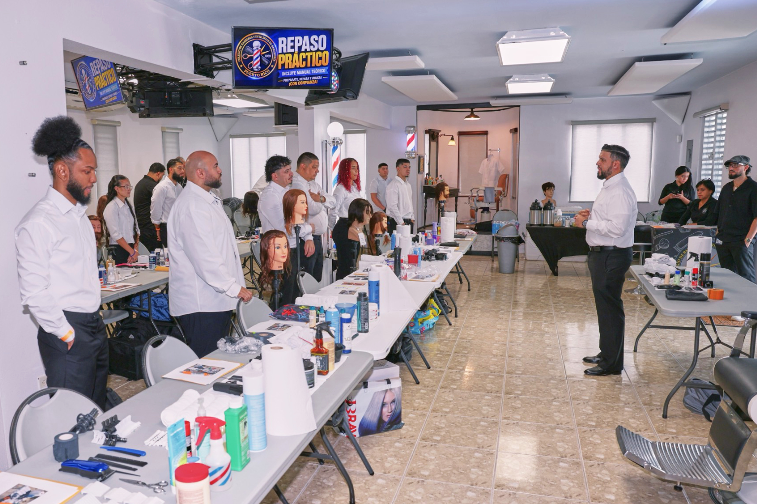 Participantes en un taller de barbería del Colegio